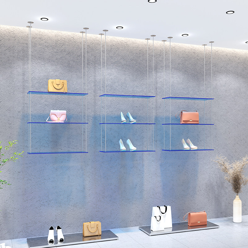 Clothing store window display  - Luxury Bags In Store 评论和价格